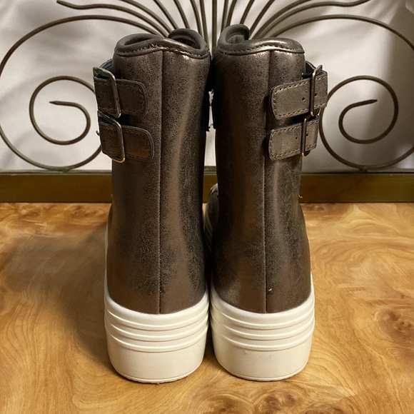 Cute to the Core Metallic Platform Boots - Picture 4 of 7